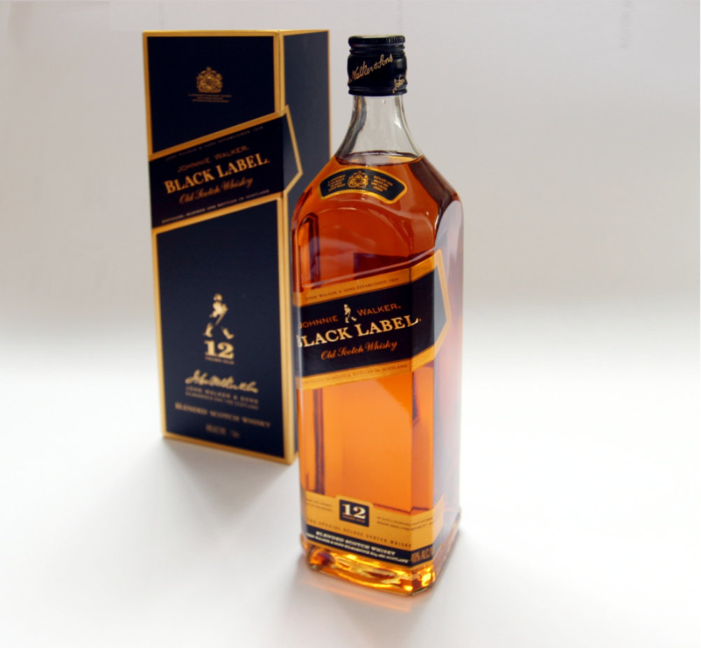 Блэк лейбл литр. Johnny Walker Black Label 1litre. Джони Вокер Блэк лейбл 1 литр. Блэк лейбл Diageo. Блэк лейбл 1 литр круглая бутылка.